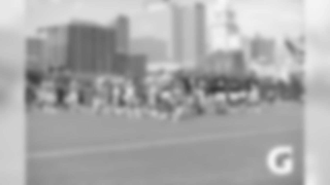 GATORADE-180806-Training_Camp-Wide_Shot_team