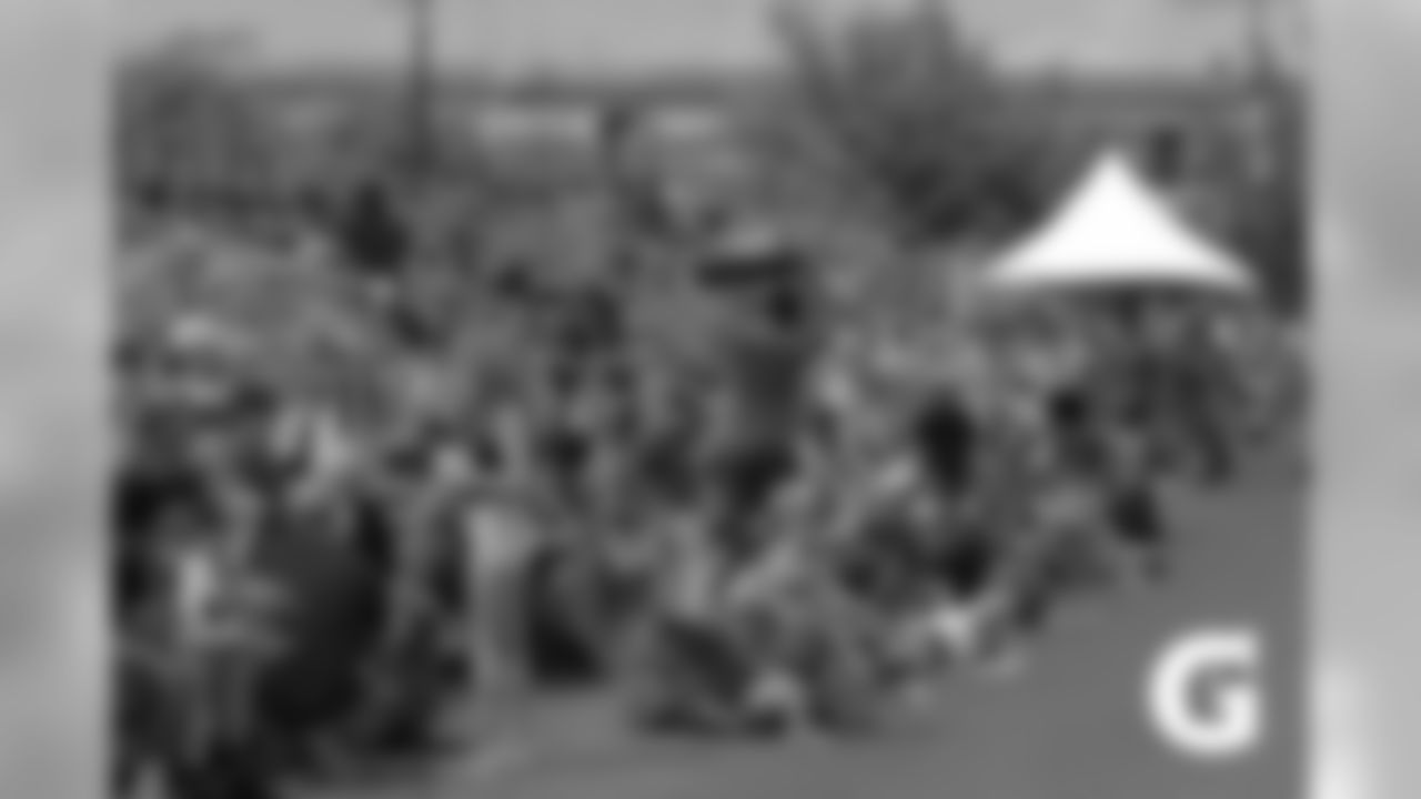 GATORADE-180806-Training_Camp-Fans