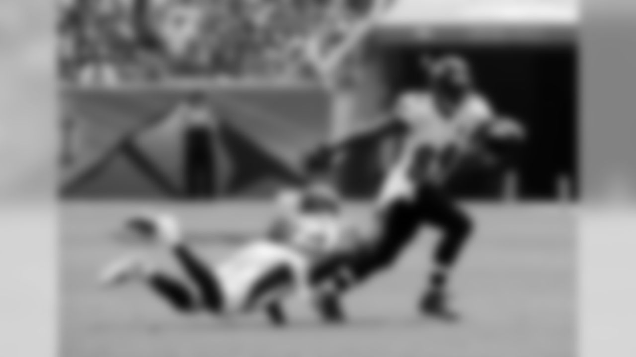 CB Aqib Talib stops Ravens WR Steve Smith Sr. by his shirttail