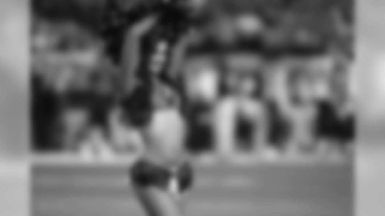 Copyright: © Paul Cloud, 160827, LAR, DBC, Denver Broncos, Cheerleaders Sara