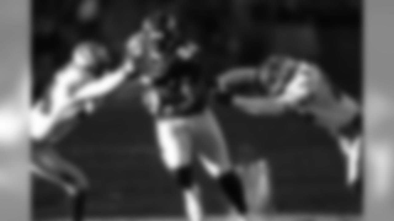 Byron Chamberlain makes a reception against the San Francisco 49ers at Mile High Stadium in Denver, CO on December 23, 2000.