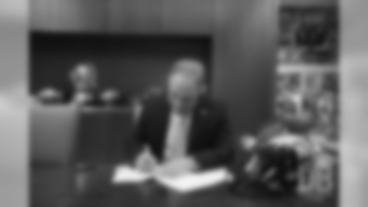 Vic Fangio signs his contract to become the Broncos' head coach on January 10, 2019.
Photo by Gabriel Christus