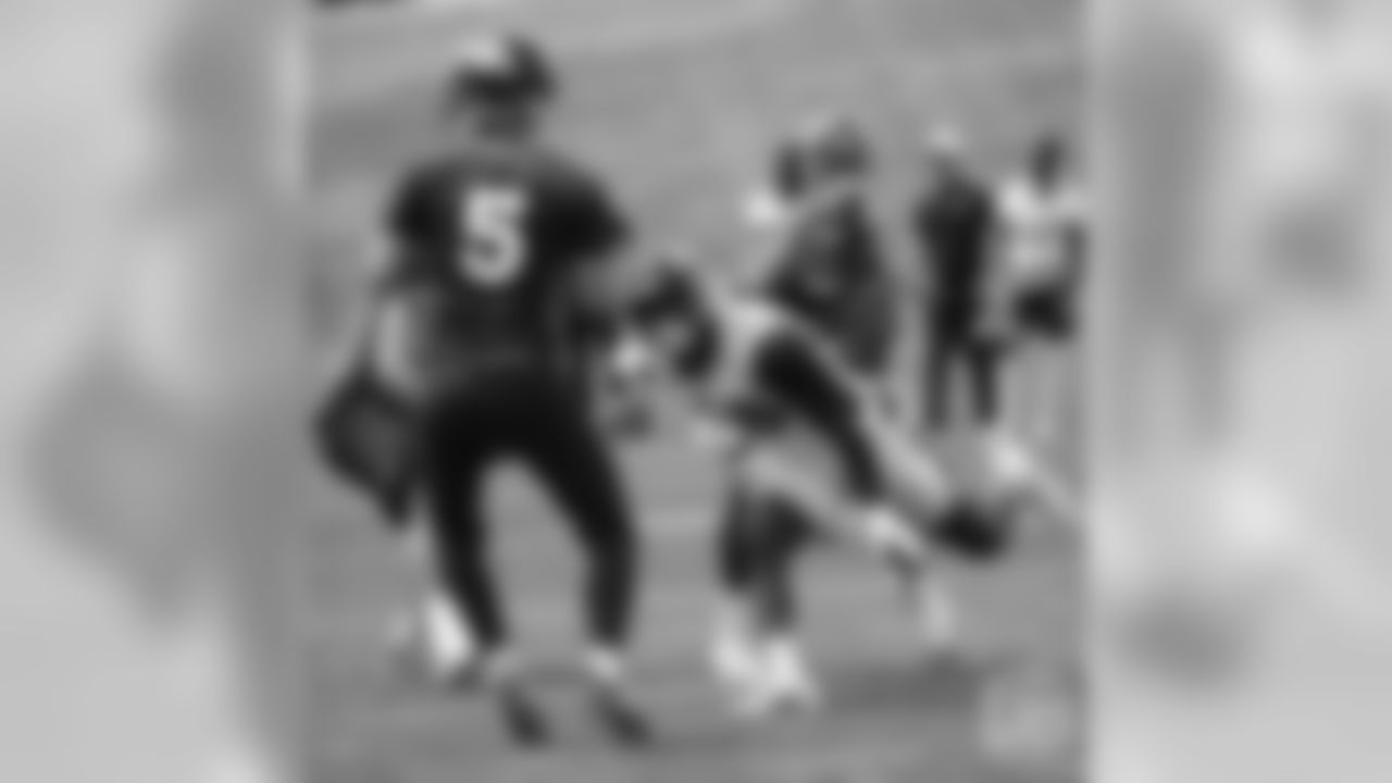 Von Miller tries to get to Joe Flacco during the Broncos' practice on the ninth day of their OTAs on May 31, 2019.