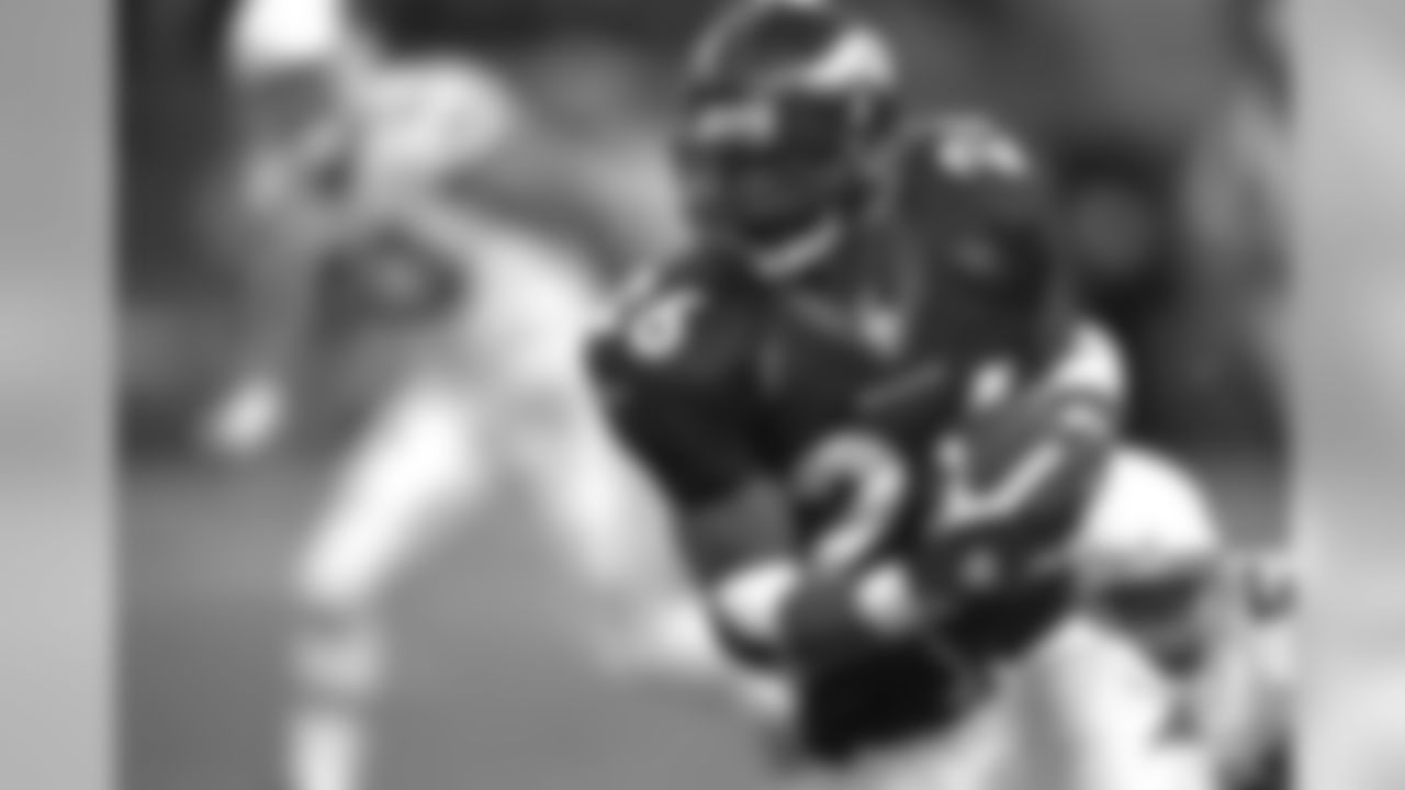 Clinton Portis rushes the ball against the Arizona Cardinals at Invesco Field at Mile High in Denver, CO on December 29, 2002.