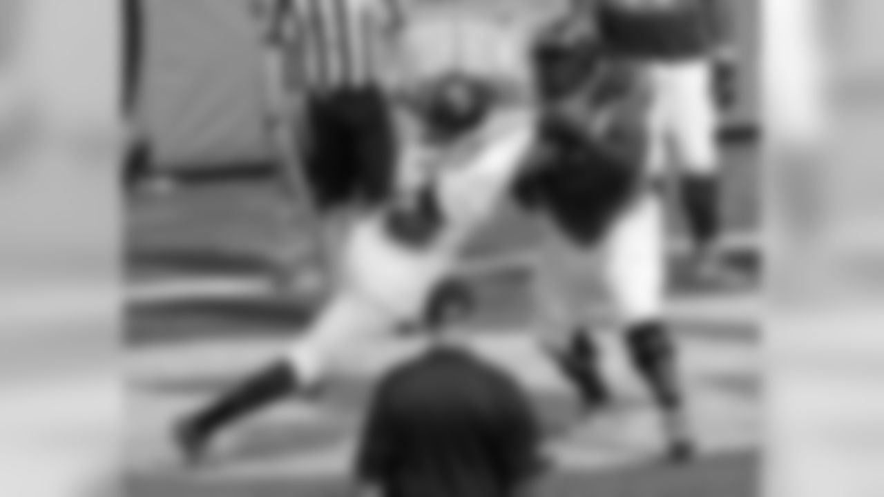 Of all the offensive linemen on hand this week, Western Michigan offensive tackle Taylor Moton has the best chance of moving into the first round alongside potential Round 1 picks Cam Robinson (Alabama), Ryan Ramczyk (Wisconsin) and Garett Bolles (Utah). At 330 pounds, Moton has a strong upper body and uses it well, planting his legs like tree trunks and effectively taking the bull rush out of play. His feet are also quick enough to allow him to counter inside and outside moves. Some analysts project him as a guard, but he looks like he should be able to handle right tackle well.