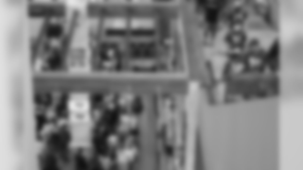 181217_KZ_DLineDeliversChristmas_021