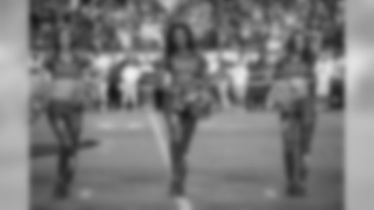 TAMPA, FL - SEPTEMBER 24, 2018 - Tampa Bay Buccaneers Cheerleaders during the game between the Tampa Bay Buccaneers and Pittsburgh Steelers at Raymond James Stadium in Tampa, FL. The Buccaneers lost 30-27. Photo By Matt May/Tampa Bay Buccaneers