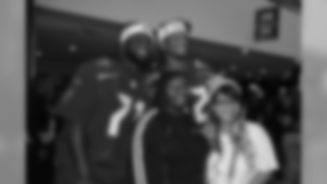 181217_KZ_DLineDeliversChristmas_050
