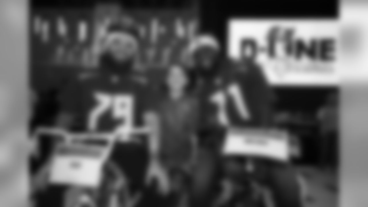 181217_KZ_DLineDeliversChristmas_042