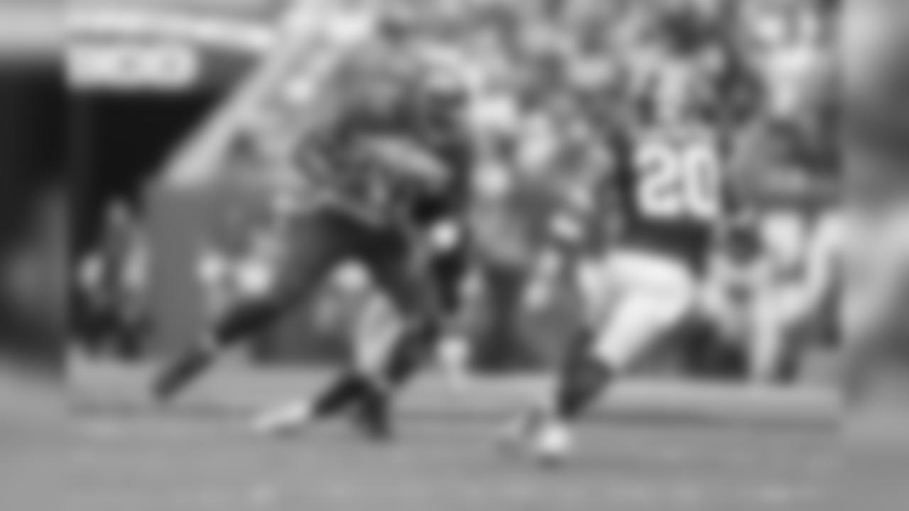 TE O.J. Howard, No. 80