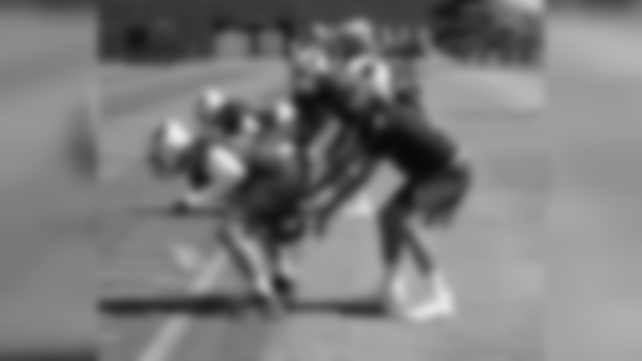 C Mason Cole snaps t QB Josh Rosen