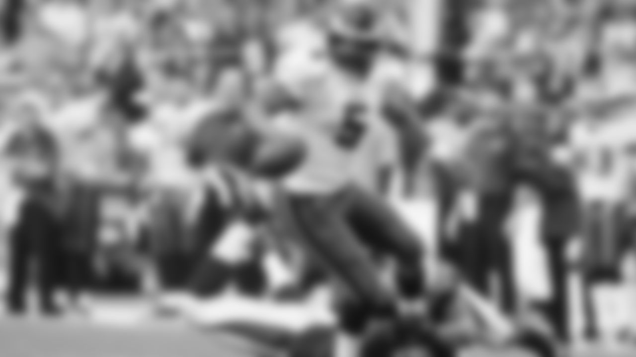 Eagles QB Donovan McNabb escapes pressure