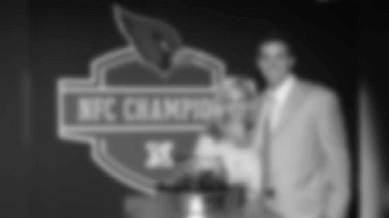 Warner and wife Brenda during the Cardinals' NFC Championship ring ceremony