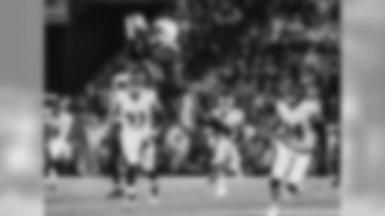 Mike Williams catches the ball during the Week 16 matchup against the Baltimore Ravens at ROKiT Field at StubHub Center.