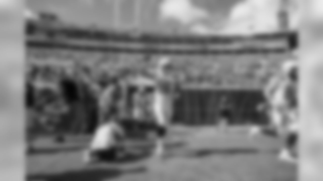 Hunter Henry runs out of the tunnel vs. the Jacksonville Jaguars at EverBank Field on Sun. Nov. 12, 2017.