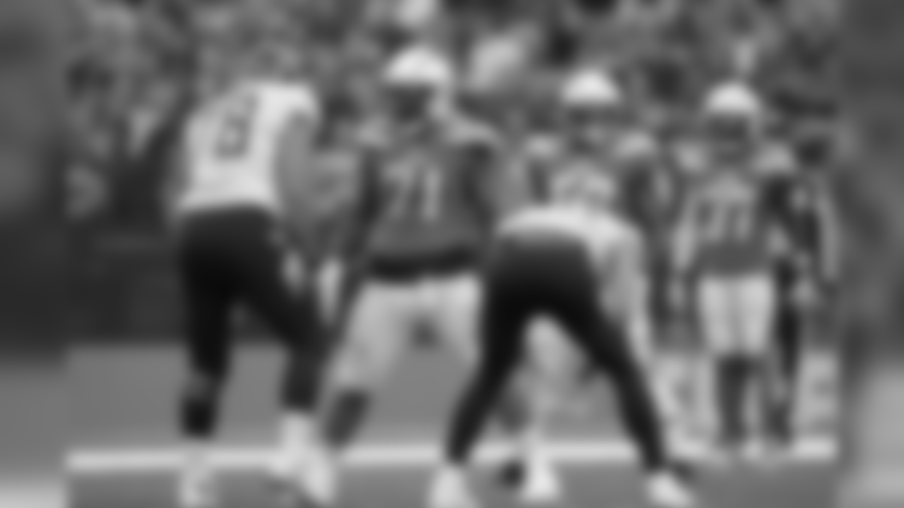Damion Square sets up at the line versus the Tennessee Titans at Wembley Stadium on Sun. Oct. 21, 2018.