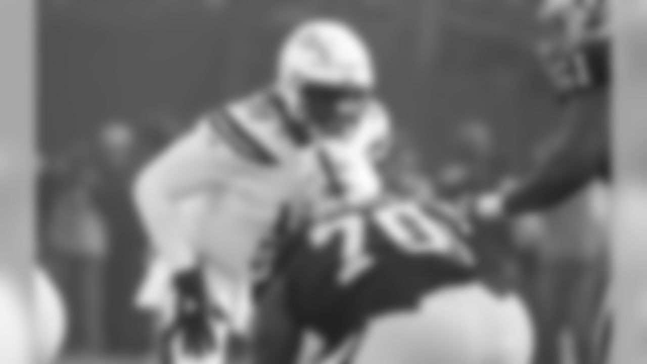 Justin Jones sets up vs. the Oakland Raiders at Oakland Alameda Coliseum on Sun. Nov. 11, 2018.