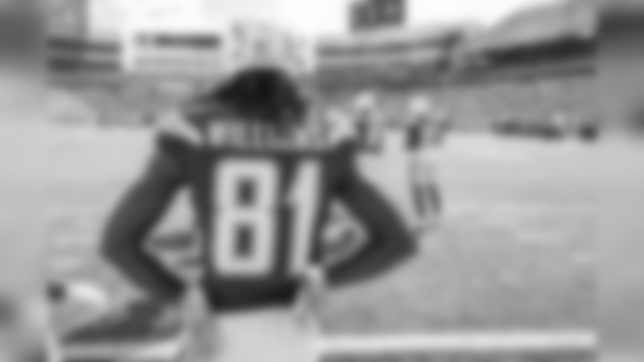 Mike Williams prepares to take the field against the Buffalo Bills at New Era Field.