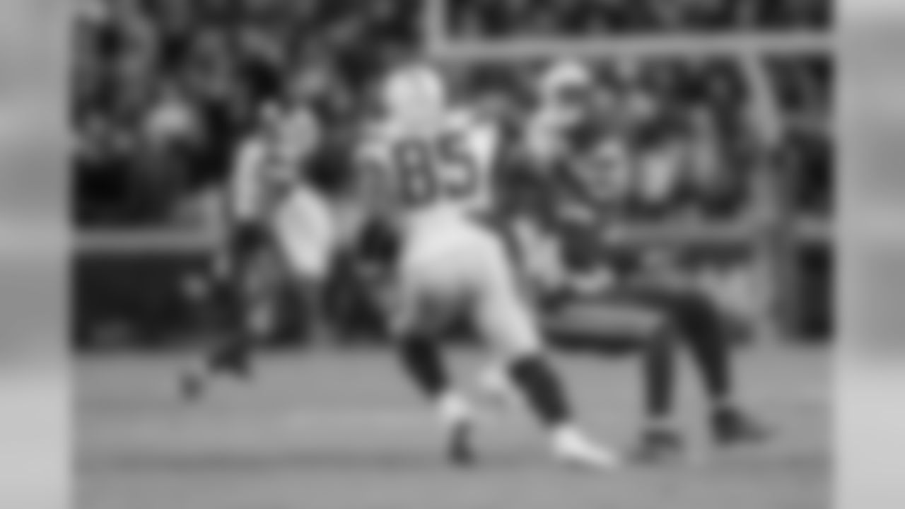 Antonio Gates turns to run after catching the ball during the Thursday night matchup against the Kansas City Chiefs at Arrowhead Stadium.