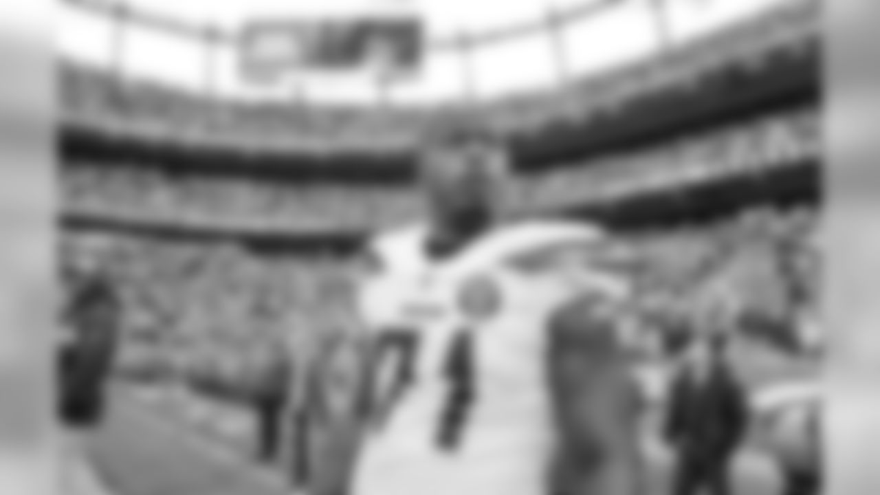 Damion Square on the sideline before the Week 17 contest against the Denver Broncos.