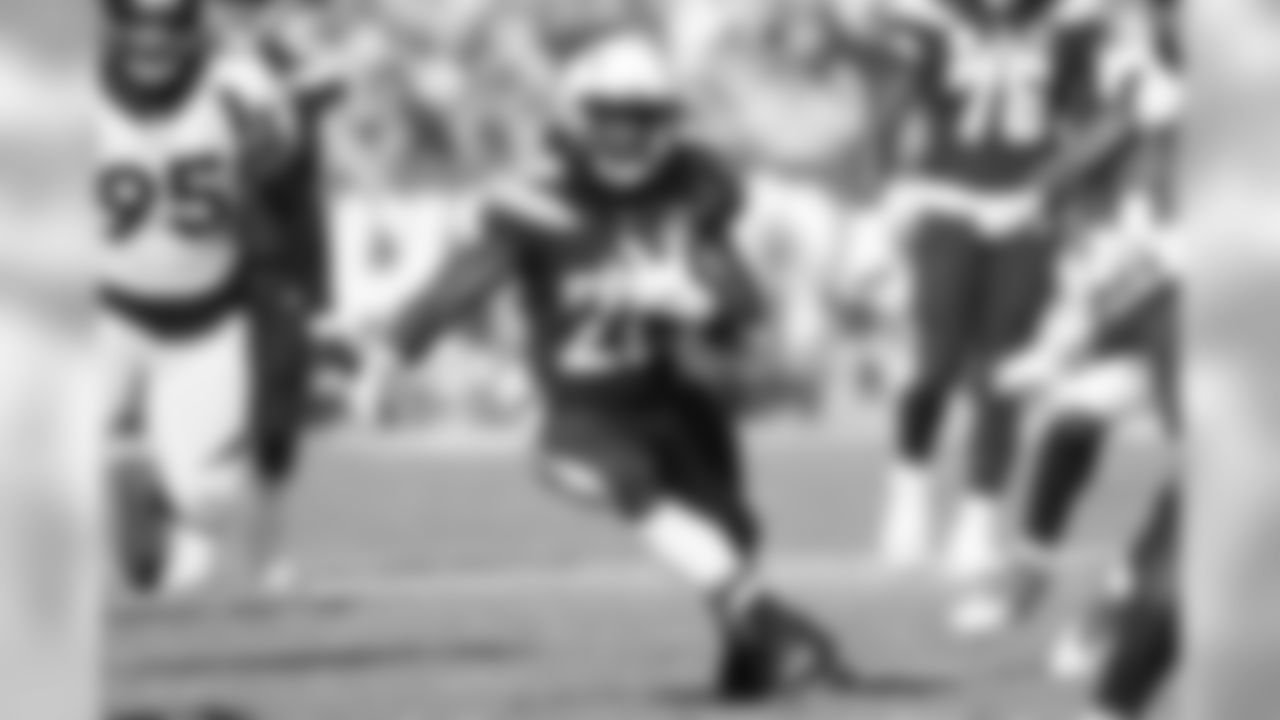 Melvin Gordon runs the ball downfield during the Week 11 matchup against the Denver Broncos from ROKiT Field at StubHub Center.