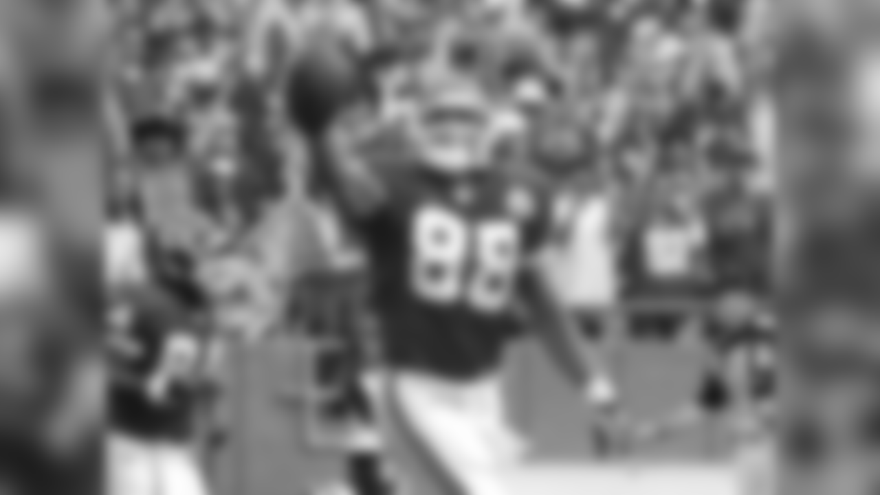 Kansas City Chiefs tight end Tony Gonzalez celebrates after scoring a touchdown during the first quarter of a football game against the Cincinnati Bengals, Sunday, Oct. 14, 2007 in Kansas City, Mo.