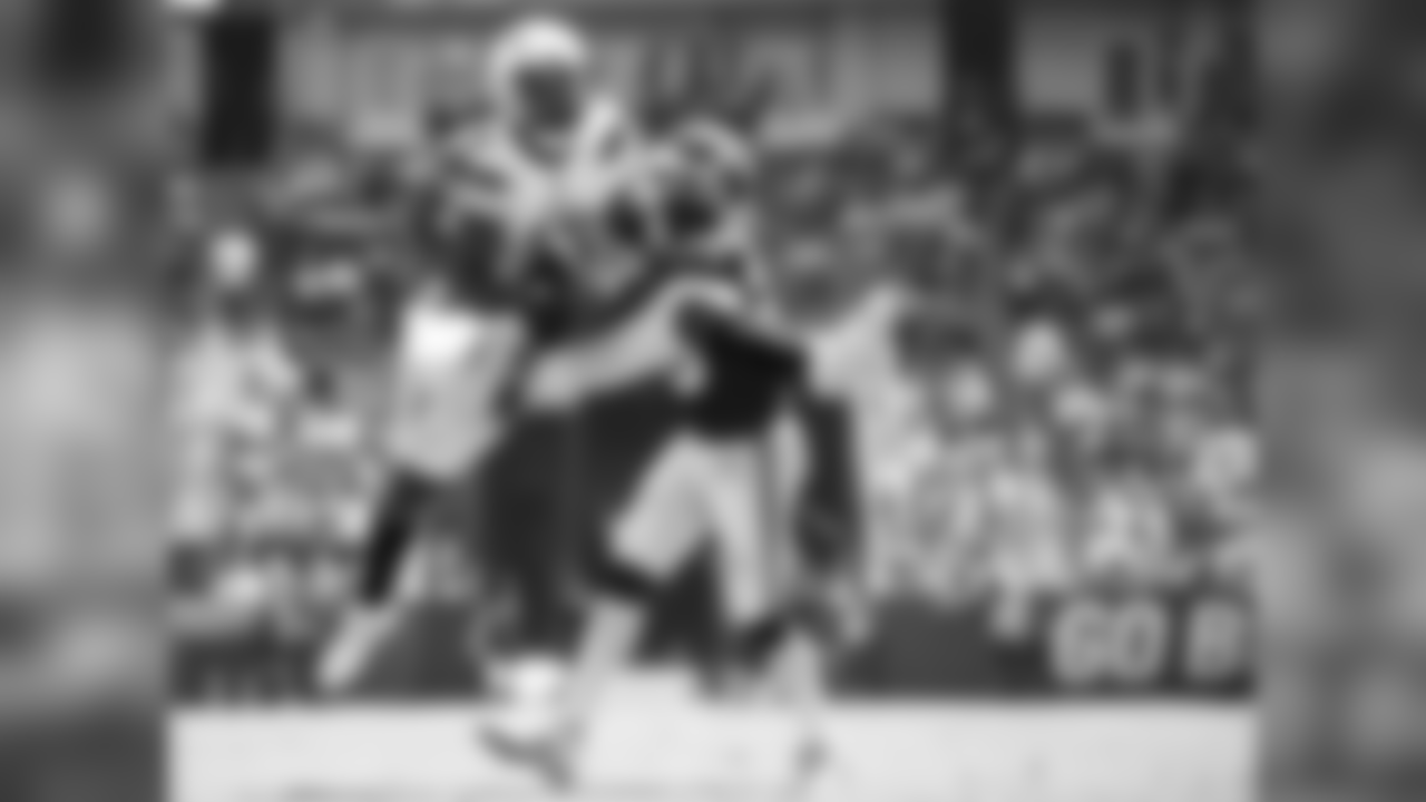 Kansas City Chiefs cornerback Steven Nelson (20) breaks up a pass.