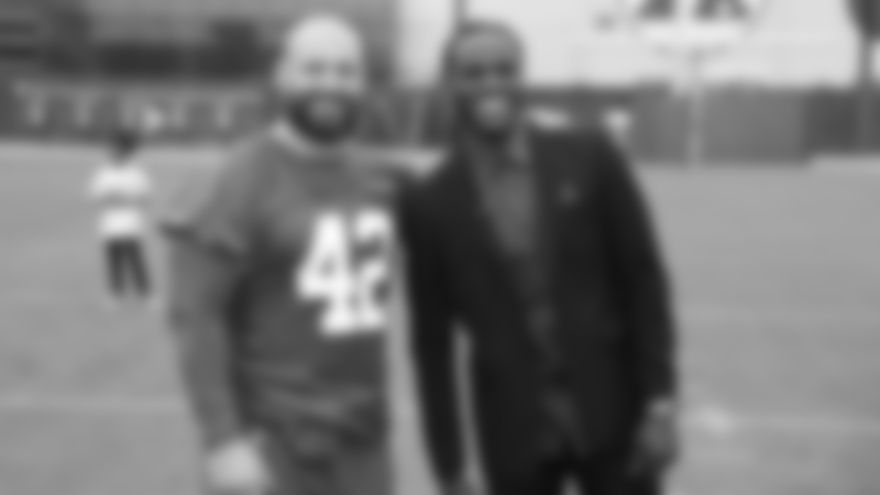 Former player Jamaal Charles signs one day contract to retire a Chief.