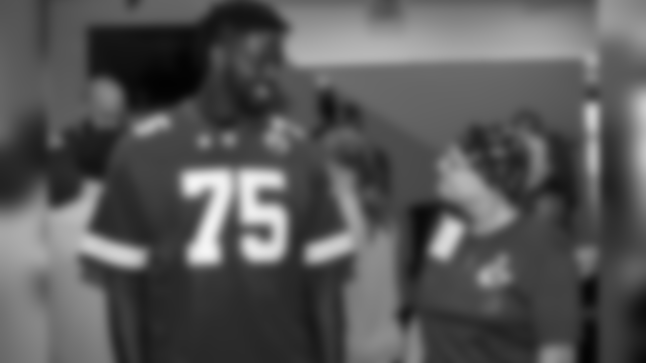 In honor of the NFL’s Crucial Catch initiative, the Chiefs offensive line host a “Look Good Feel Better” session for local women battling cancer.
