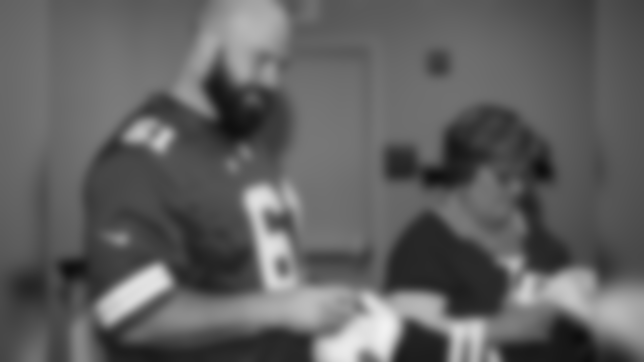 In honor of the NFL’s Crucial Catch initiative, the Chiefs offensive line host a “Look Good Feel Better” session for local women battling cancer.