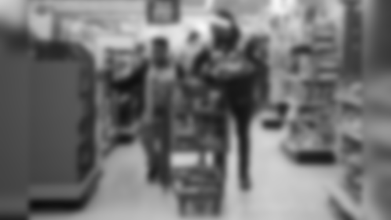 2018_1210_ShopWithAColt0453