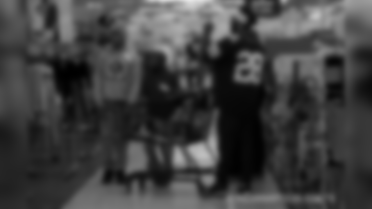 2018_1210_ShopWithAColt0045
