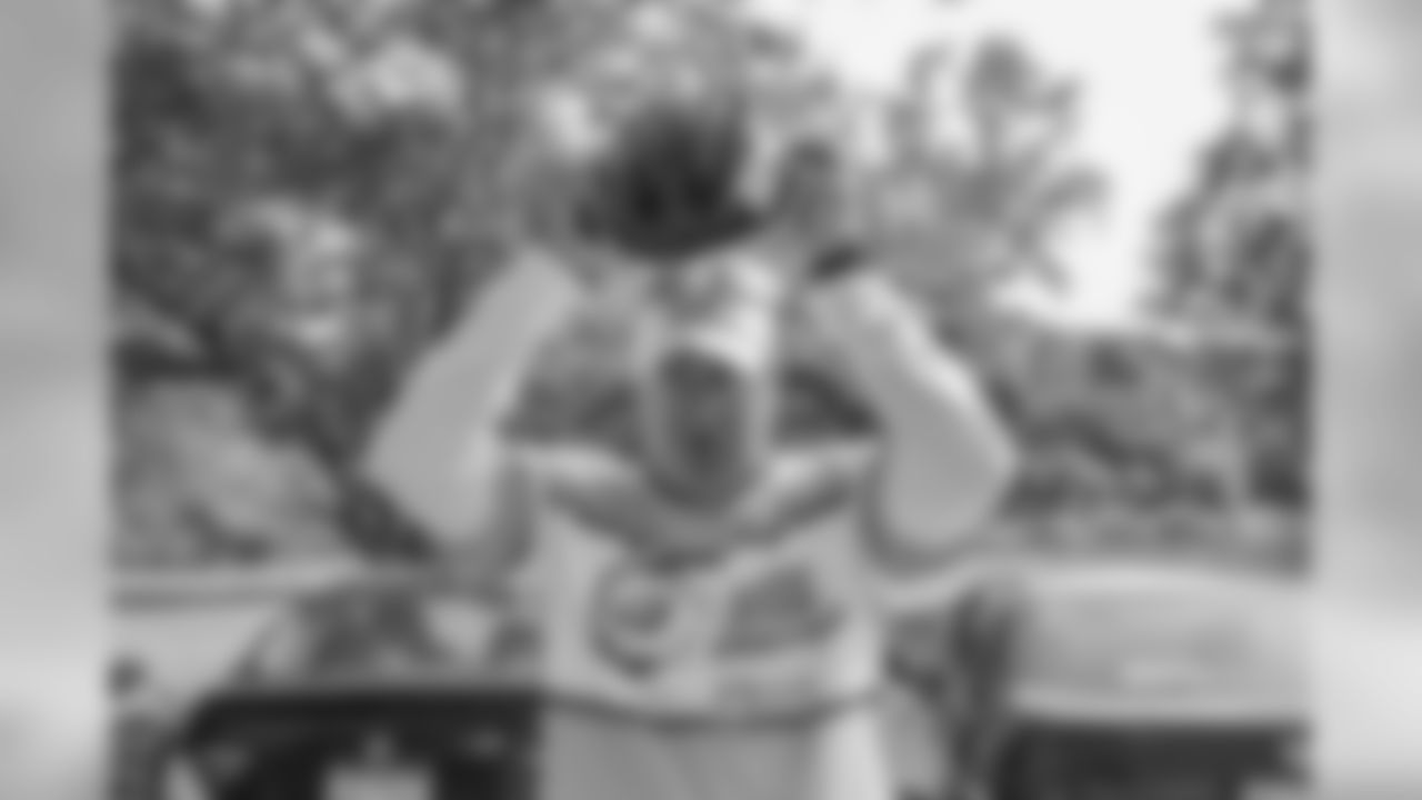 Doug Pederson taking his helmet off at a rest stop