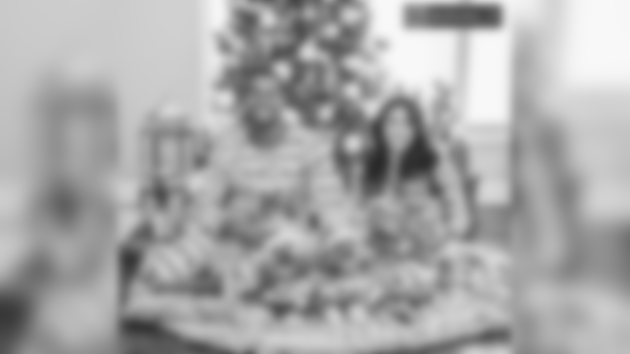 LB Jordan Hicks: "Merry Christmas from my family to yours!🎄"