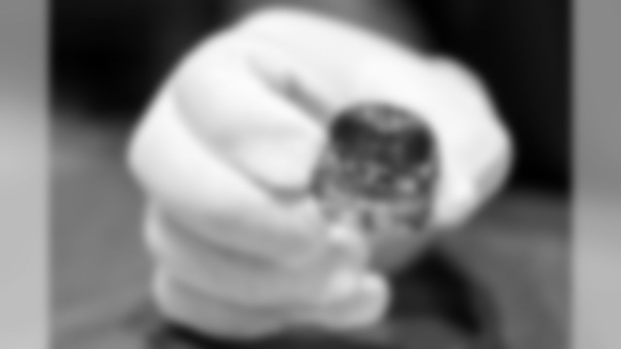 The ring has a total weight of 9.15 carats