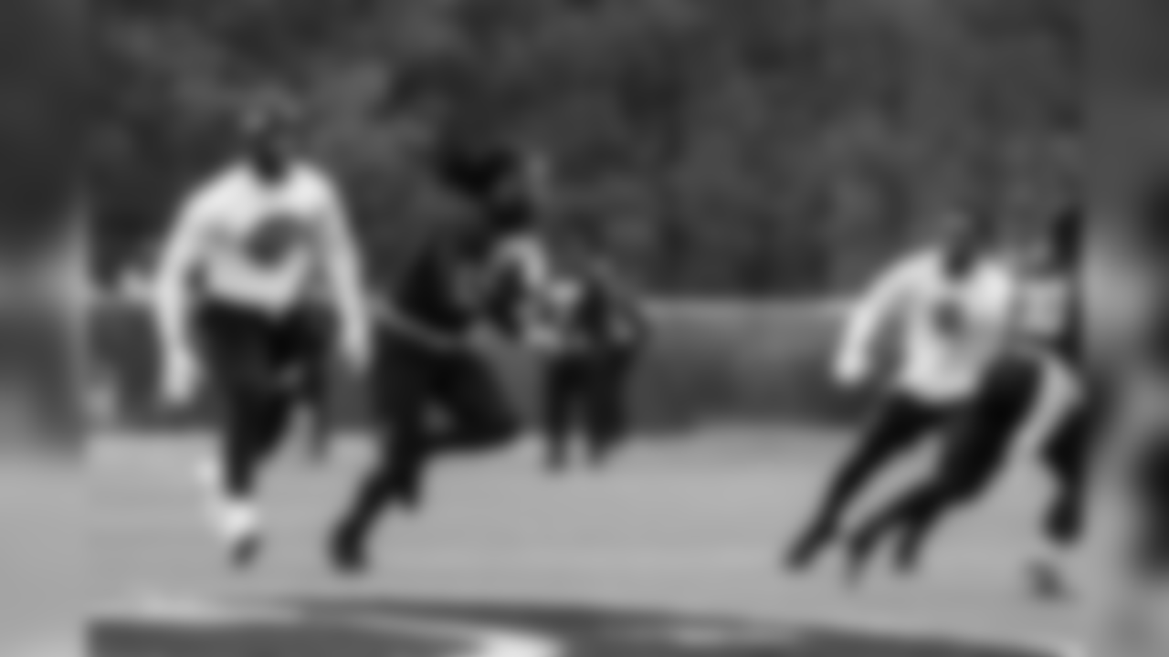 Saints RB Alvin Kamara runs the ball