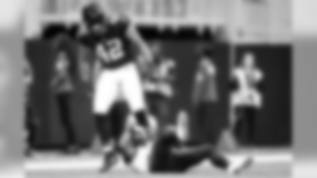 LB Duke Riley