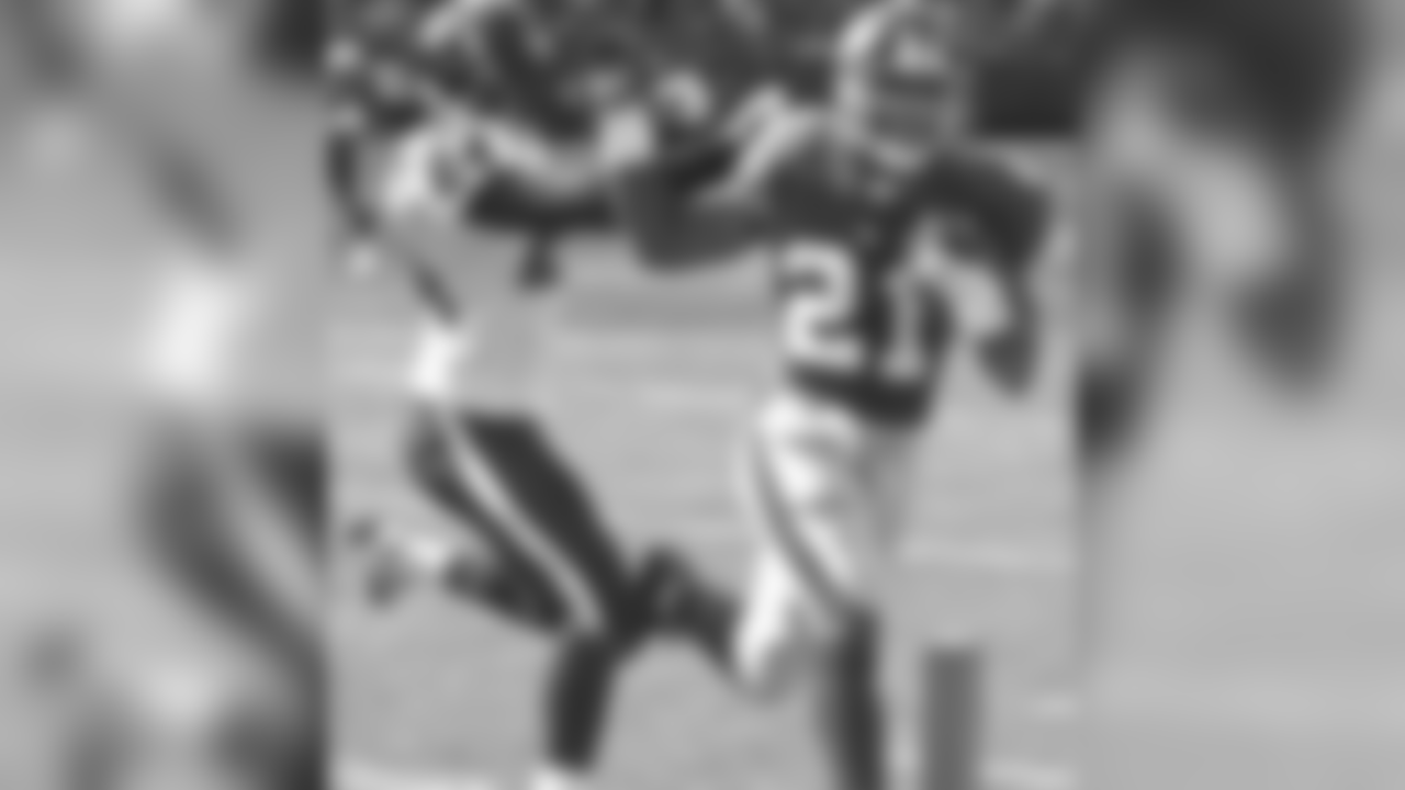 T-7. Tiki Barber - 2002 (11 rushing touchdowns)
(AP Photo/Bill Kostroun)