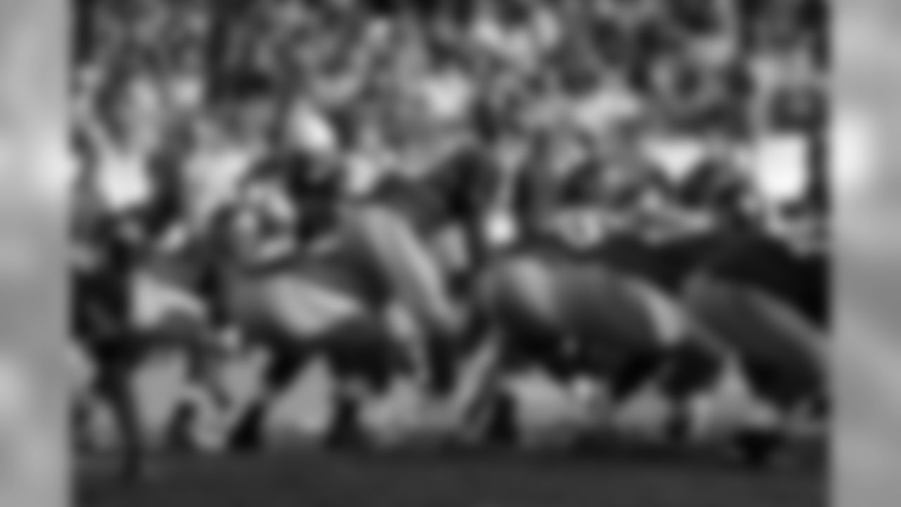 New York Giants quarterback Eli Manning (10) calls a play in the second half of an NFL football game against the Tennessee Titans Sunday, Dec. 7, 2014, in Nashville, Tenn. (AP Photo/James Kenney)