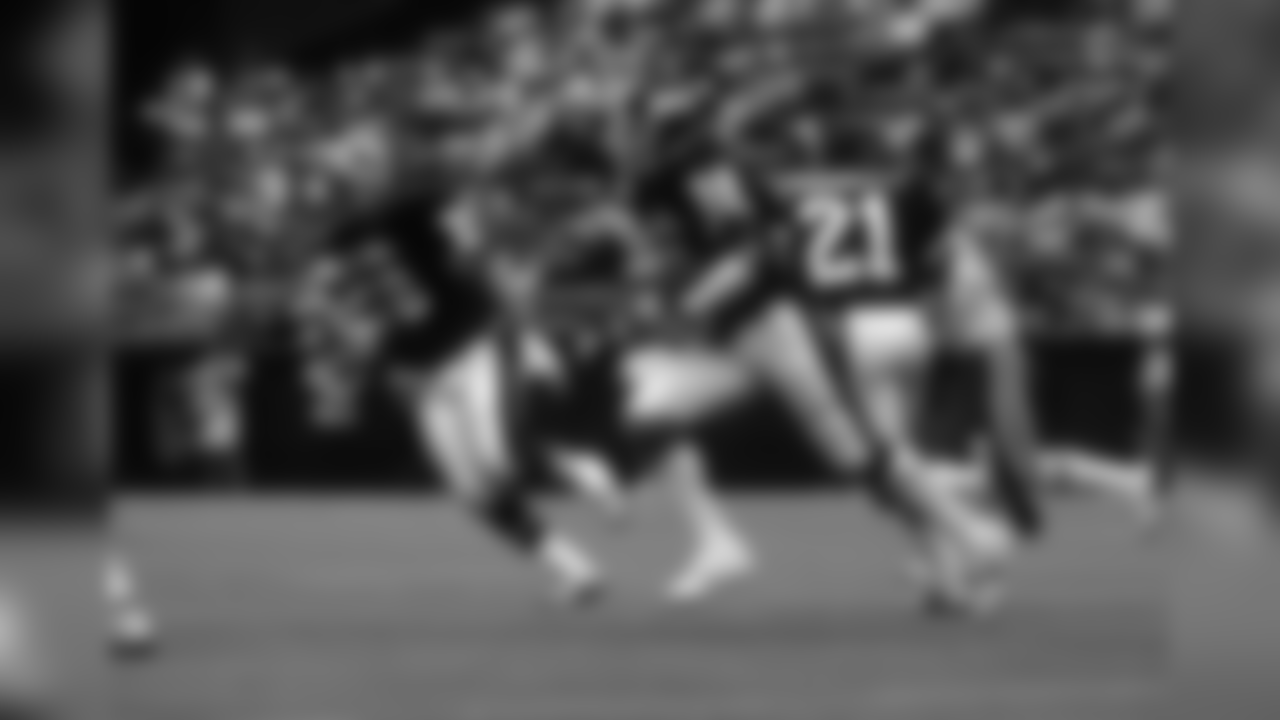 NFC defensive back Mark Haynes (36) of the New York Giants runs with the football after intercepting a pass during the NFC's 45-3 victory over the AFC in the 1984 NFL Pro Bowl played on January 29, 1984 at Aloha Stadium in Honolulu, Hawaii. (AP Photo)