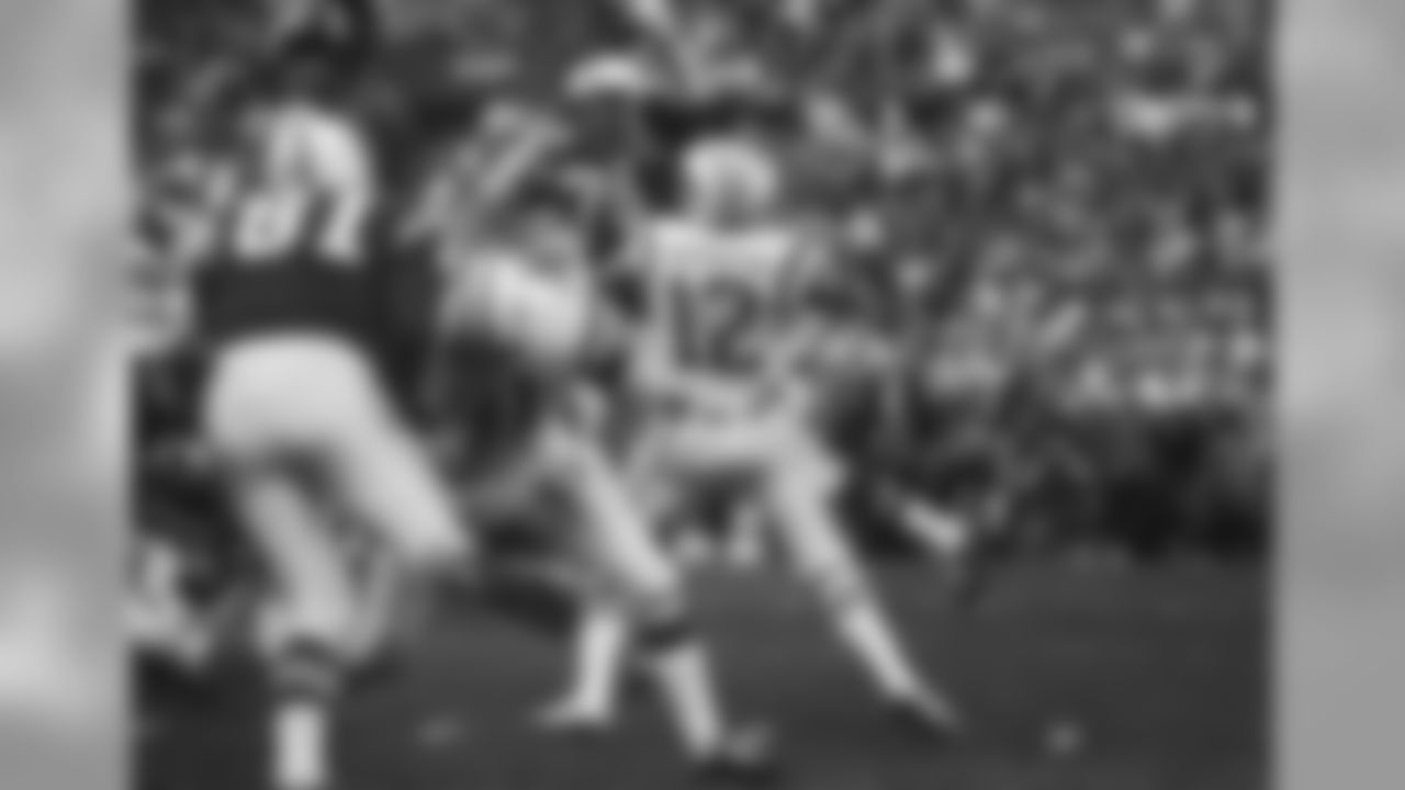 Joe Namath, New York Jets passing Bubba Smith # 78 at the Super Bowl III in Miami Florida Jan, 12, 1969. (AP Photo)