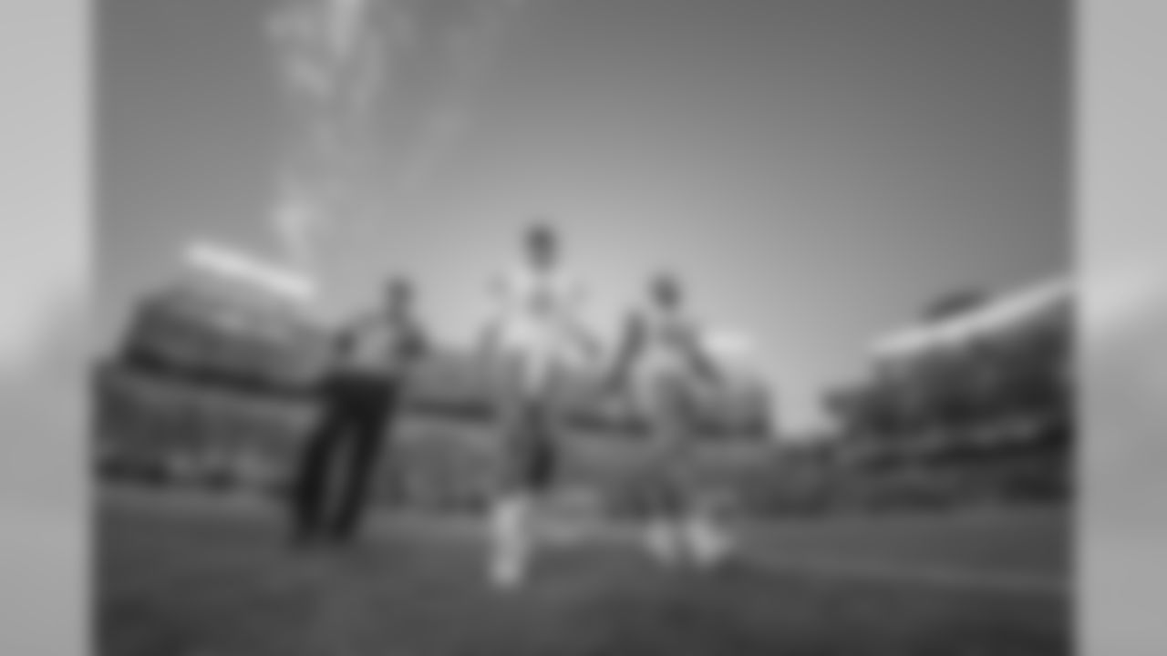 QB Matthew Stafford (9) and LB Jarrad Davis (40)