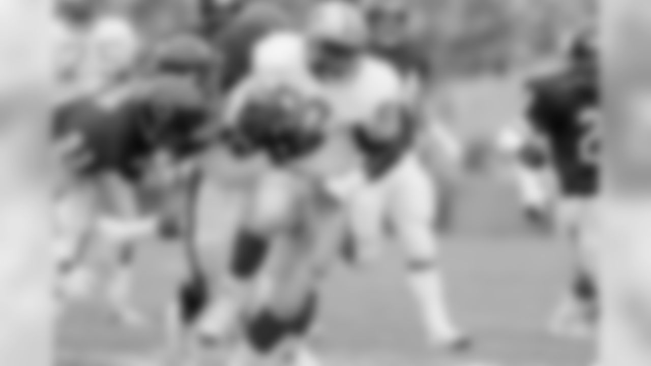 Detroit Lions running back Barry Sanders (20) drags Chicago Bears defensive end Trace Armstrong, left, and linebacker John Roper, center, as he is stopped for a one-yard loss during first quarter action at Chicago's Soldier Field, Dec. 10, 1989. (AP Photo/John Swart)