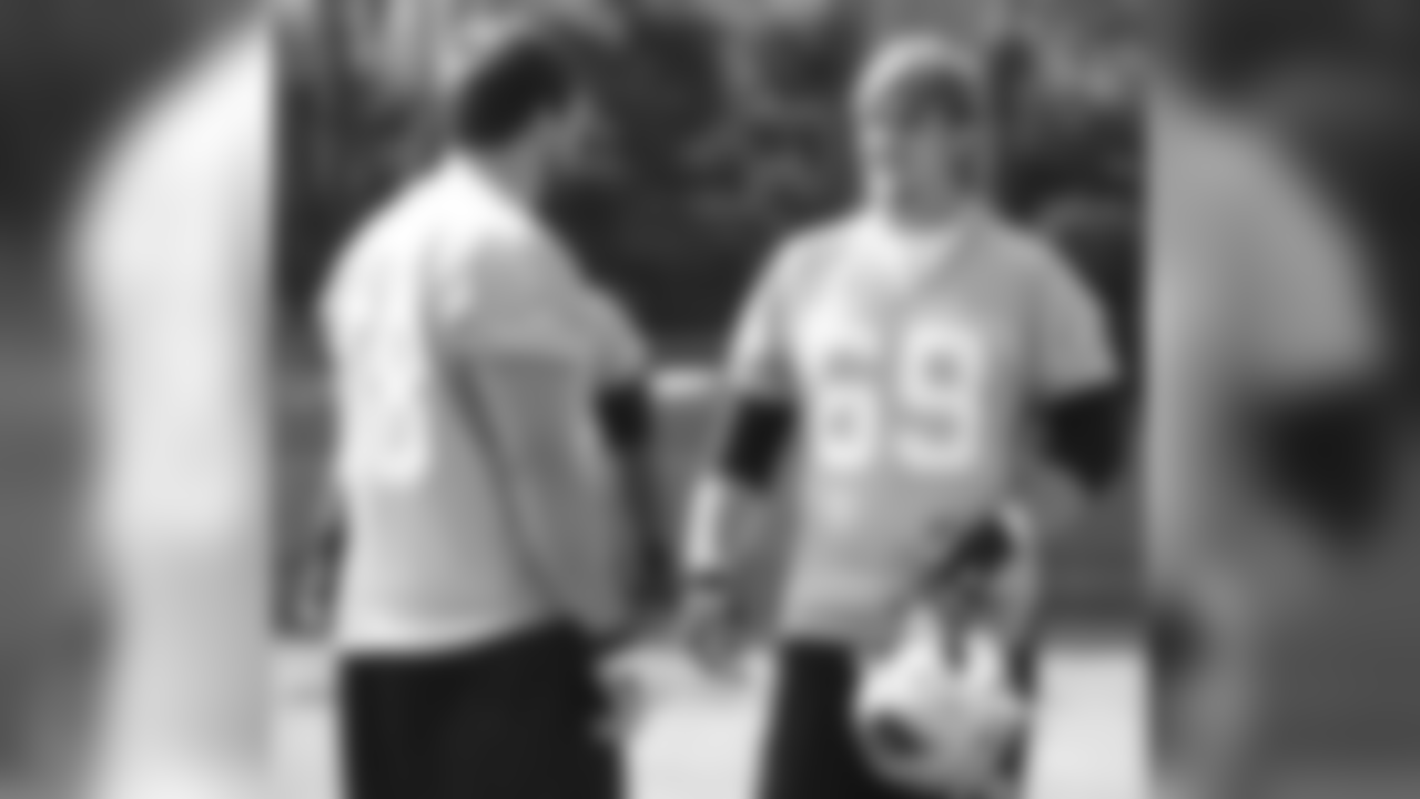 Sharing knowledge with rookie Patrick Brown; May 29, 2009 at OTAs.