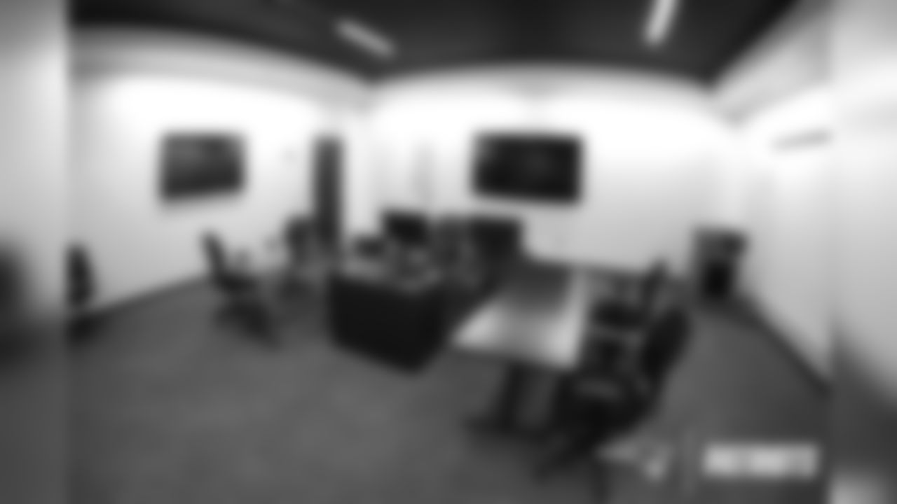042519-DraftRoom_EJA21-watermarked