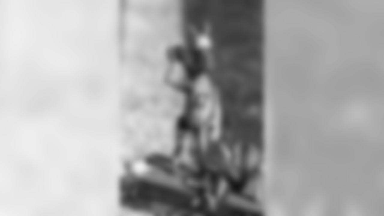 102618-Figurines_EJA009
