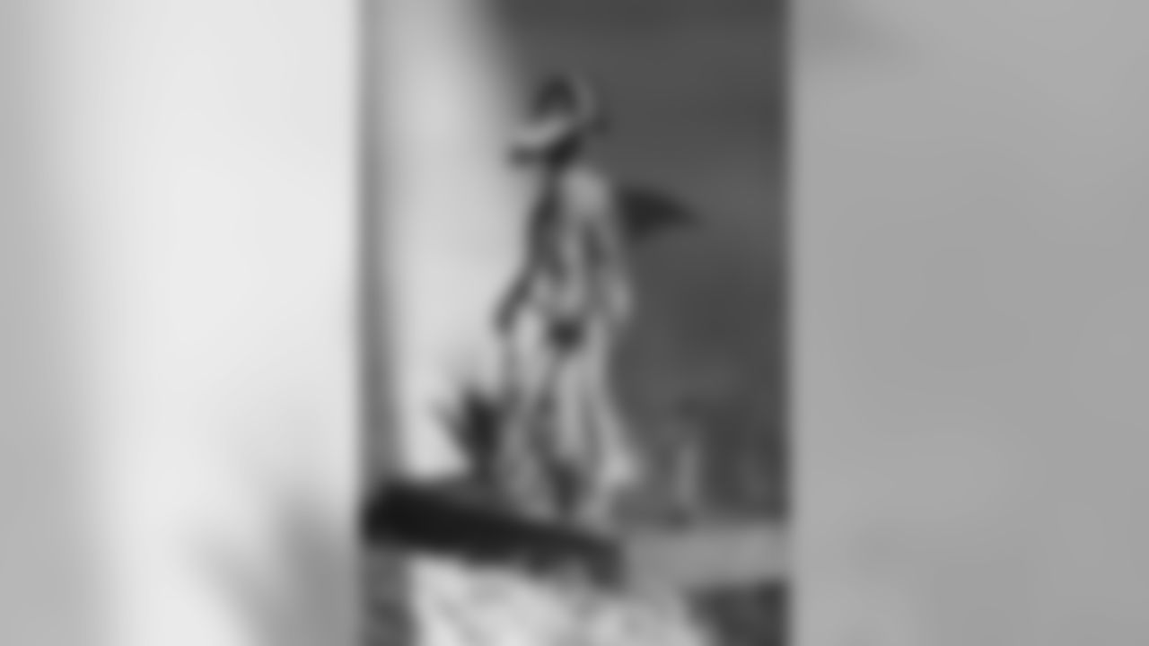 102618-Figurines_EJA048