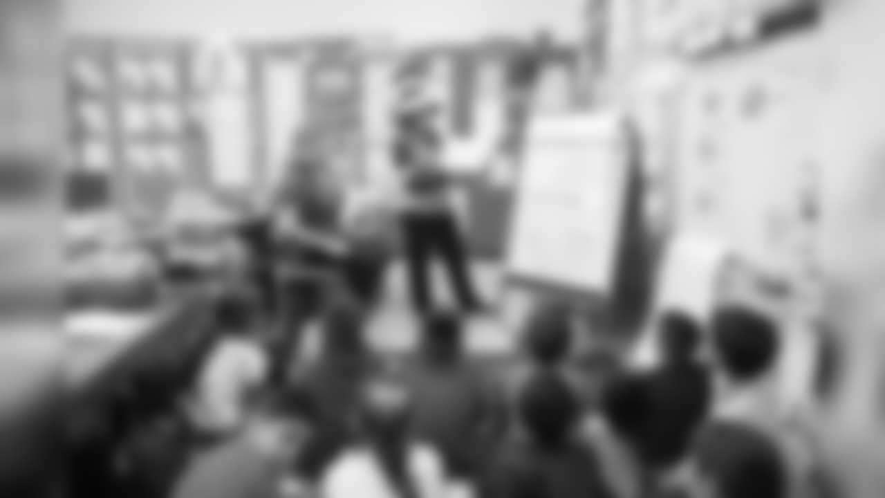 Los Angeles Rams staff participate in Read Across America at Marianna Avenue Elementary School, Friday, March 1, 2019, in Los Angels, CA. (Jeff Lewis/Rams)