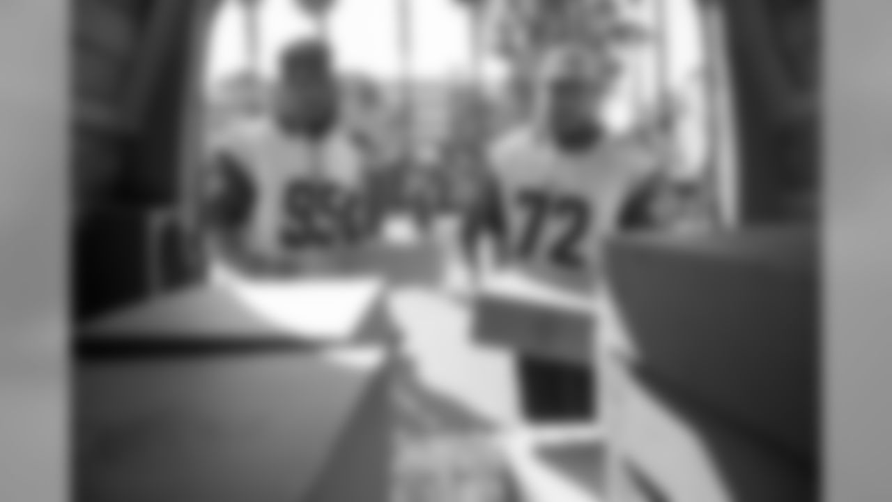 (72) Aaron Neary and (95) Ethan Westbrooks of the Los Angeles Rams distribute hams for the holidays to families in need and local non-profits in the Von's parking lot, Tuesday, December 18, 2018, in Inglewood, CA. (Jeff Lewis/Rams)