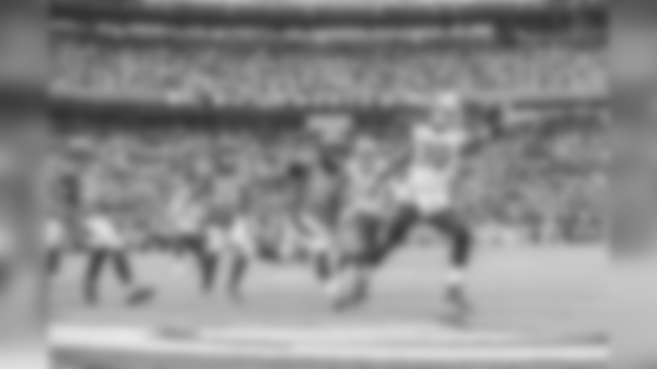 Running back (30) Todd Gurley of the Los Angeles Rams runs the ball and scores a touchdown against the Denver Broncos during the Rams 23-20 victory over the Broncos in an NFL Week 6 football game, Sunday, October 14, 2018, in Denver, CO. (Jeff Lewis/Rams)